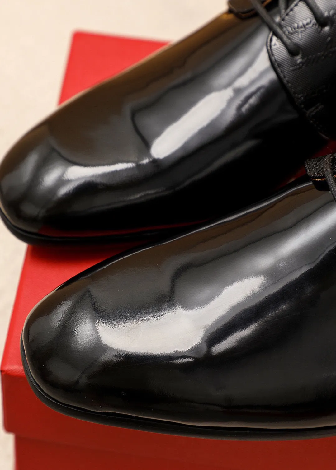 Men's shoes 💰520 💐 Product trademark: Ferragamo "Ferragamo" business leather shoes Regular size: 38-44 (45🉑️customized) Product materials: Selected imported calfskin upper+, imported water-dyed cowhide leather lining. Strong three-dimensional visual effect, combined outsole Color: 2⃣️seed leather materials optional